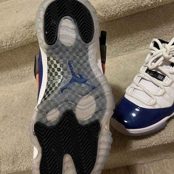 2020 Wmns Air Jordan 11 Retro Low ‘Concord Sketch’ - Picture 6 of 7